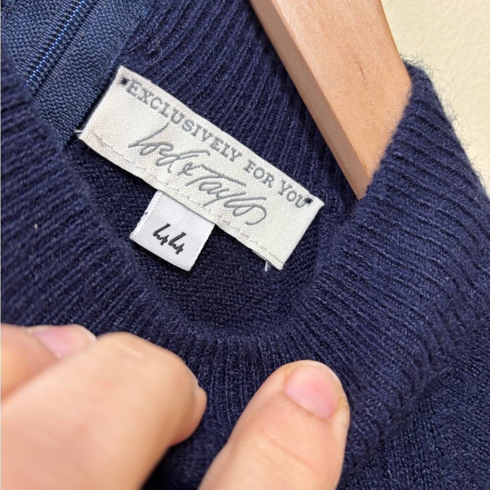 Vintage Soft Lord & Taylor Navy Blue Sweater - Men's size 44 (Large) - Picture 5 of 7